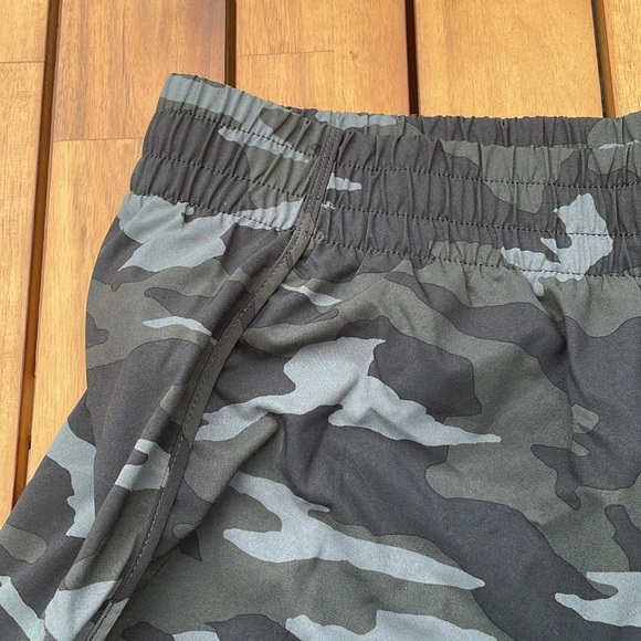 Athleta MESH RACER RUN MID RISE 4 SHORT - Picture 2 of 5